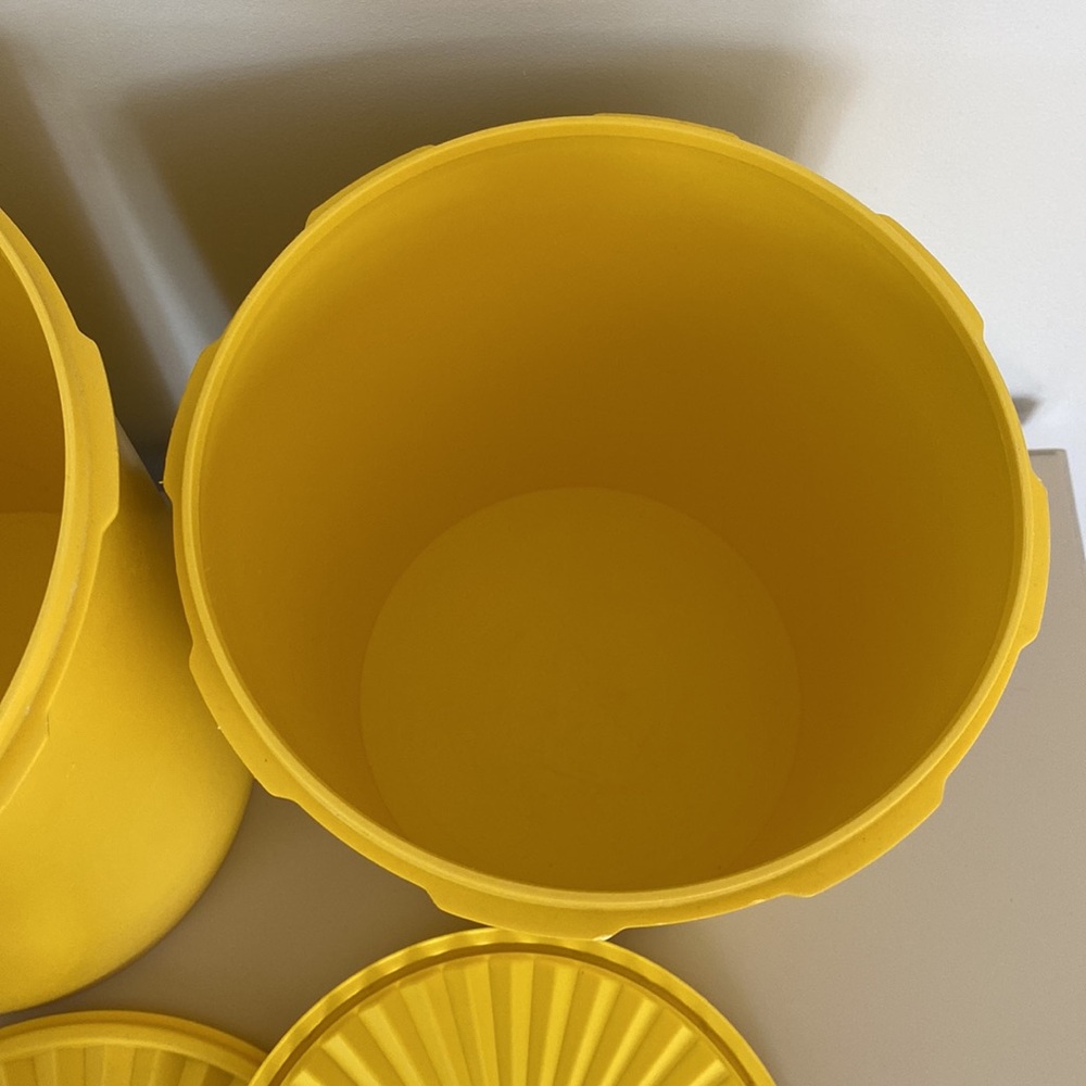 Vintage large yellow Tupperware containers set of 2 - Picture 4 of 11